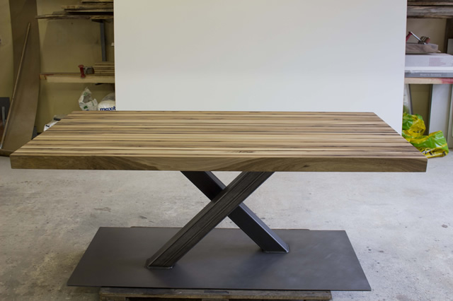 Individuell gefertigte Tische und Schränke.